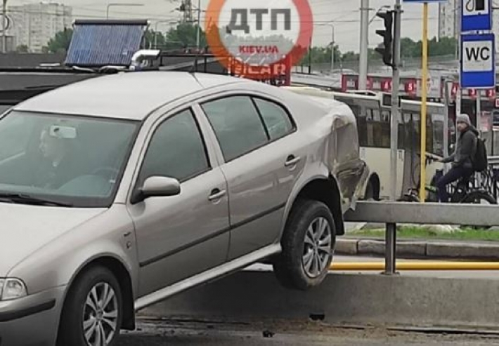 В Киеве произошло серьезное ДТП возле метро - одна из машин влетела в отбойник: фото