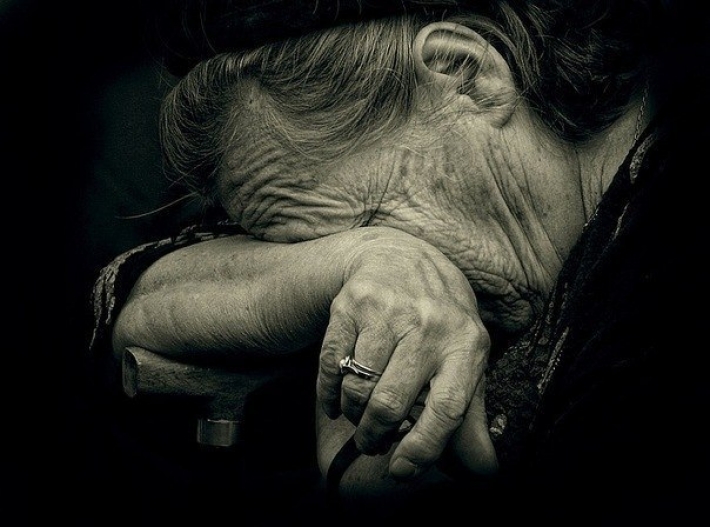 В Мелитополе старушка мечтает увидеть сына, который находится в тяжелом состоянии в немецкой больнице