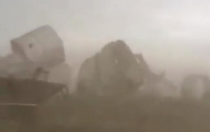 На Алтае ураган сдул зернохранилище (видео)