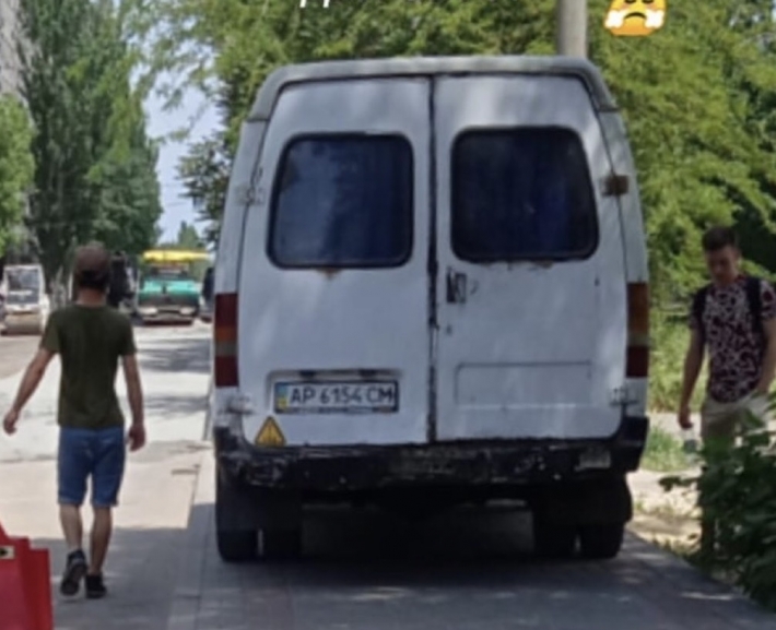В Мелитополе водитель "Газели" полностью перегородил тротуар (фото)