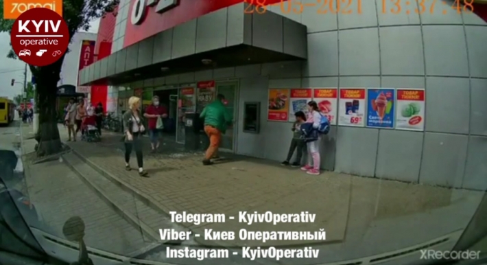 В Киеве неадекват громил банкомат и ударил прохожего: инцидент попал на видео