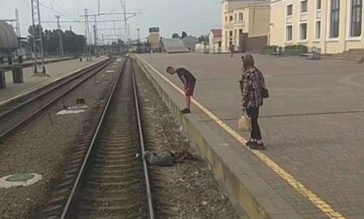 "Когда очень надо на Золочев": бабушка, которая едва не убилась на железнодорожном вокзале, шокировала Сеть (Видео)