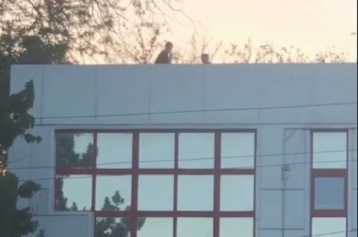 Двое подростков в Мелитополе устроили боксерский спарринг на крыше (видео)