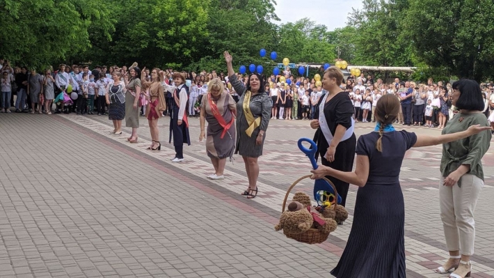 Учителя "порвали" танцпол на празднике Последнего звонка в Мелитополе (фото, видео)