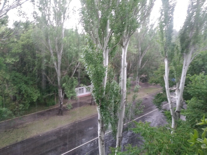 В Мелитополе дождь с градом прошел "полосой" (фото, видео)