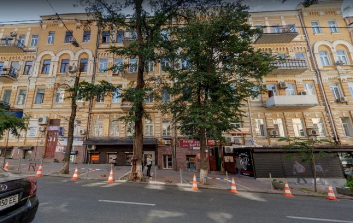 В центре Киева рухнула часть балкона под ноги прохожим (видео)