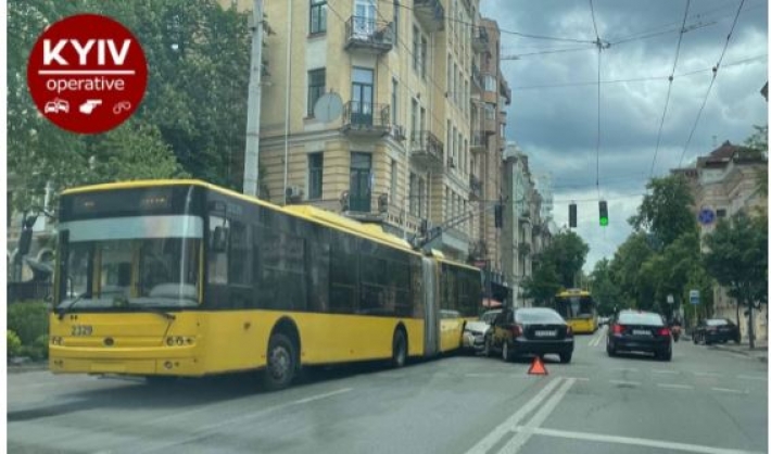 В Киеве тройная авария парализовала движение в центре города: фото и карта пробок