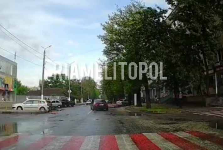 Водитель БМВ устроил опасный дрифт на скользкой дороге в центре Мелитополя (видео)