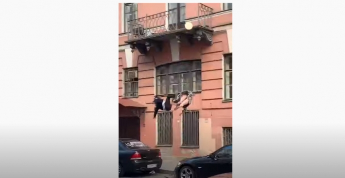 В России пьяная парочка выпала с балкона: появились новые подробности (видео)