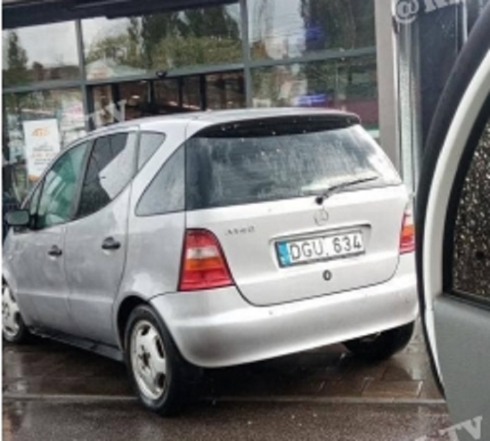 Как-то припарковался - в Мелитополе водитель едва не заехал в АТБ (фото)