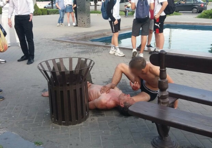 В сети появилось видео драки школьника с бездомным в Запорожье (видео)