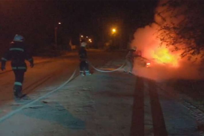Под Днепром ночью полностью сгорел легковой автомобиль: подробности