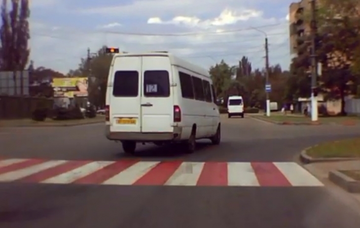 Рискованные маневры на дорогах в Мелитополе едва не привели к ДТП (видео)