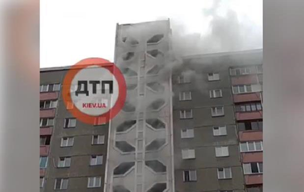В Киеве возник пожар в многоэтажном доме