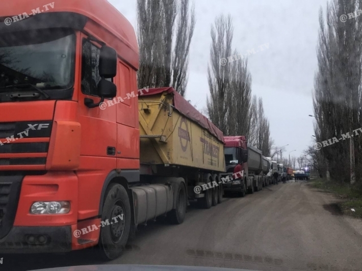 В Мелитополе на дорогах вводится "тепловой режим" - опубликованы места отстоя грузовиков