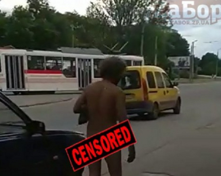Потеплело: в центре Запорожья по улице прошелся голый мужчина (видео 18+)