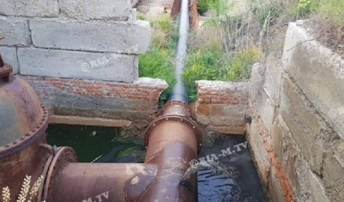 В Мелитополе канализационные стоки попали в оросительный канал (фото)