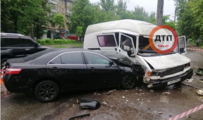 В Киеве водитель решил устроить гонки на дороге и попал в серьезную аварию: фото