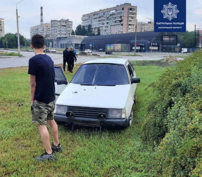 В Запорожье пьяный водитель вылетел на газон (фото)