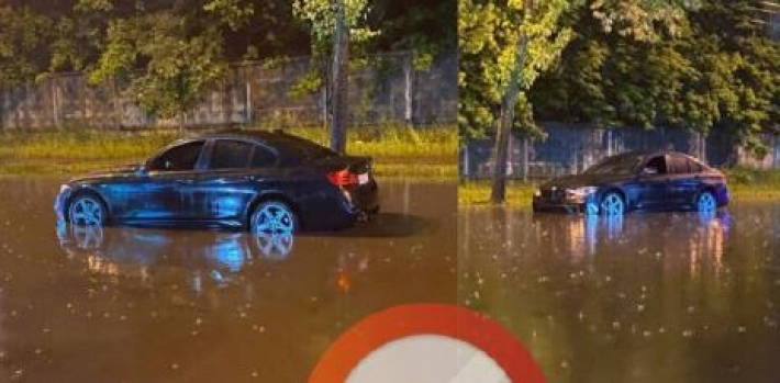 В Киеве из-за мощного ливня посреди улицы "утонуло" авто: фото