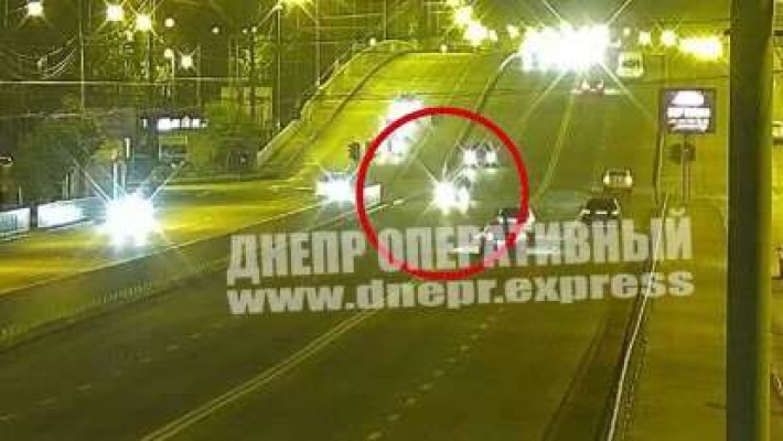 В Днепре на Слобожанском проспекте Renault сбил пешехода и скрылся с места ДТП: видео момента