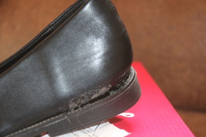 В Мелитополе "Склад обуви" отказался возвращать деньги за некачественный товар (фото)