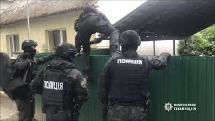 Похищали людей, торговали оружием и наркотиками: на западной Украине 60 экипажей полиции задержали опасную банду