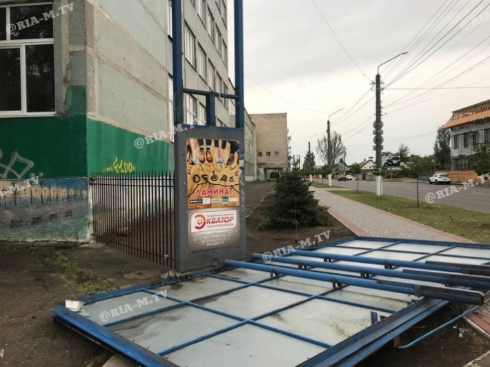 Проверка слуха - в Мелитополе ветер свалил билборд (фото)