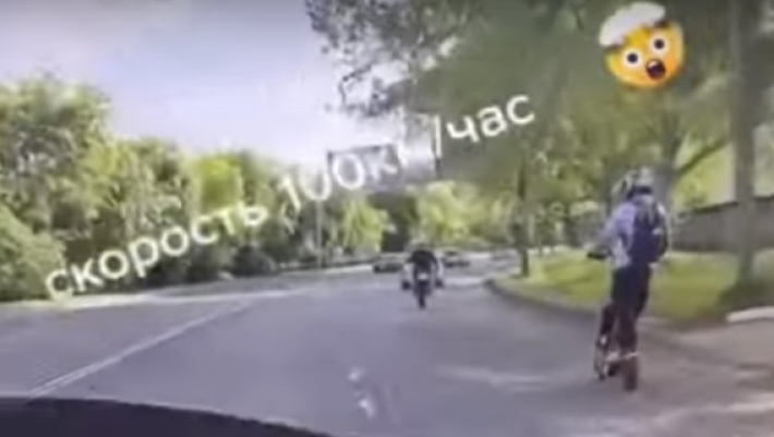 В Одессе "гонщик" на самокате летел на скорости 100 км в час - быстрее некоторых авто: видео