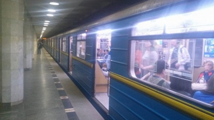 В Харькове темнокожий мужчина бросился под поезд метро и чудом остался невредим: видео