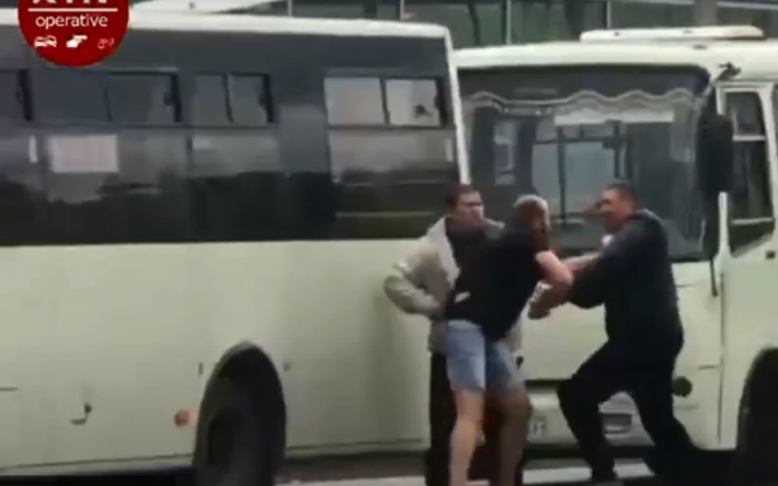 Не поделили остановку: в Киеве водители маршруток устроили хамские разборки, видео