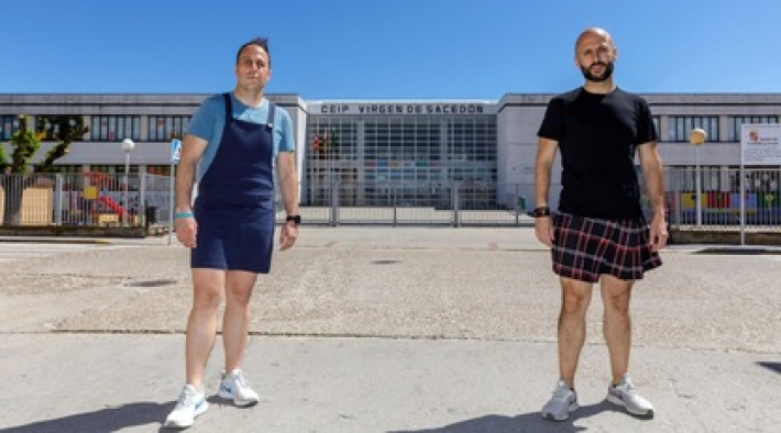 В Испании учителя-мужчины надели юбки в защиту мальчика, которого оскорбили из-за одежды