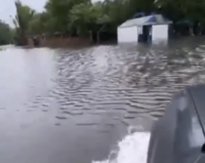 В Мелитополе после дождя "утонула" заправка (видео)