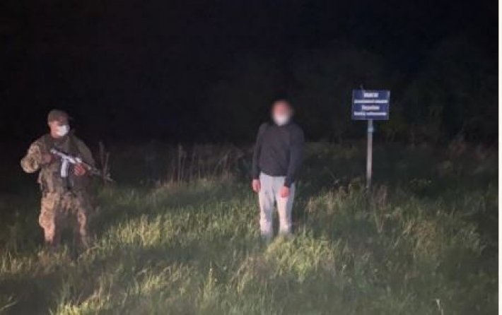 Выдавал себя за украинца и закопал паспорт: в Сумской области в лесу ночью задержали россиянина