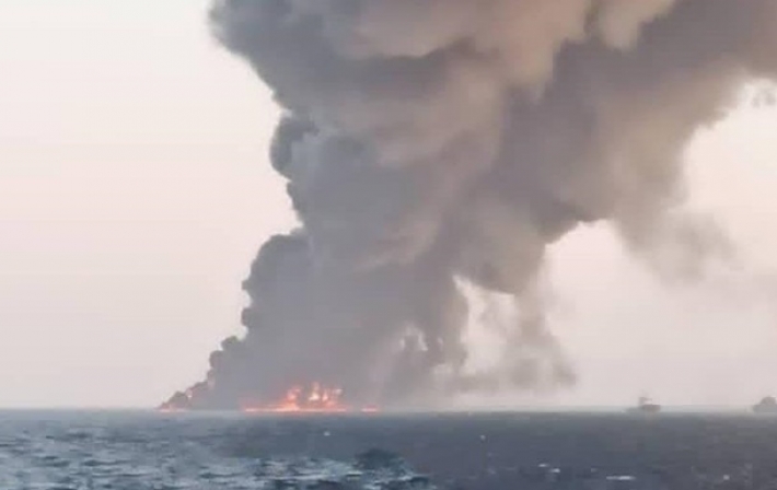 Крупнейшее иранское судно загорелось и затонуло (видео)
