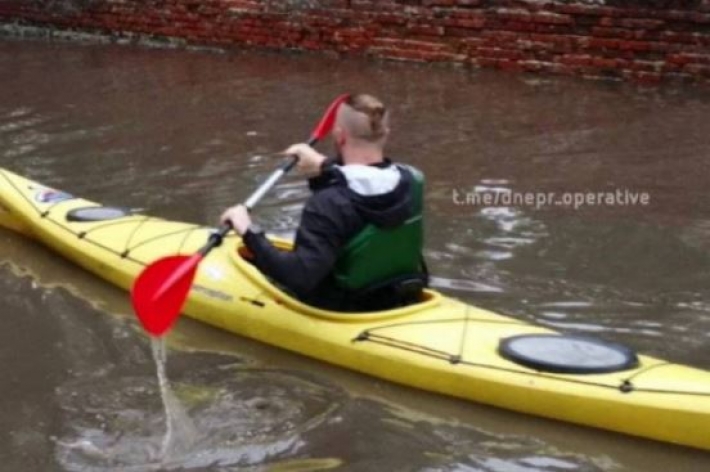В Днепре после ливня по улице плавают на байдарке: фото и видео потопа