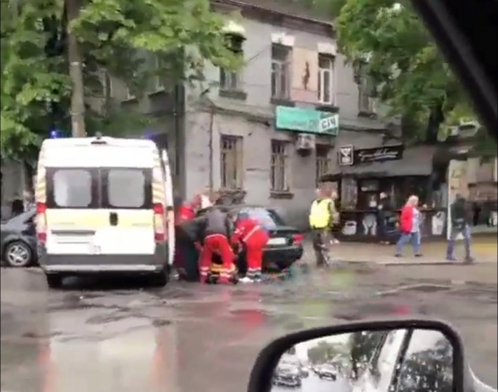 В центре Запорожья произошло тройное ДТП - спасатели вырезают водителя
