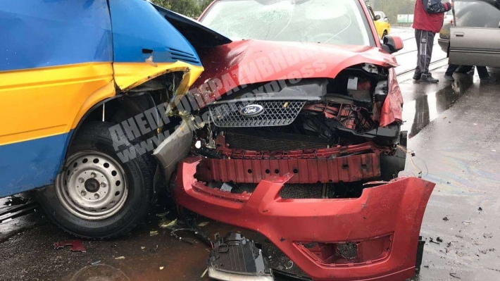Машина "всмятку": в Днепре на Амурском мосту произошло серьезное ДТП, есть пострадавшие (Видео)