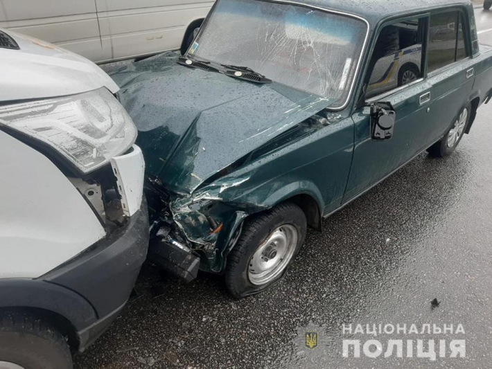 В Запорожье 63-летний водитель ВАЗа вылетел на встречку и погиб