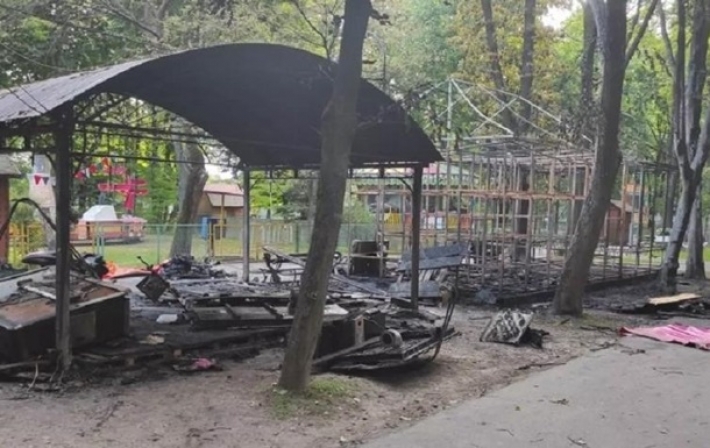 В Виннице пожар уничтожил детские аттракционы (видео)