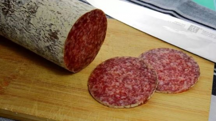 ​Украинец купил в супермаркете колбасу с опасным "сюрпризом" - все могло закончиться печально: фото