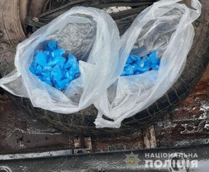 В Запорожье у водителя "Ланоса" обнаружили 42 пакета с наркотиком