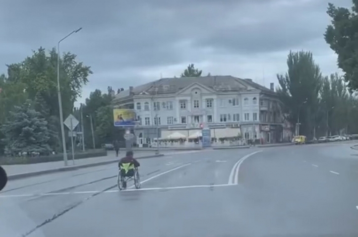 В Мелитополе "десант" попрошаек высадился в центре города - кидаются под авто (видео)
