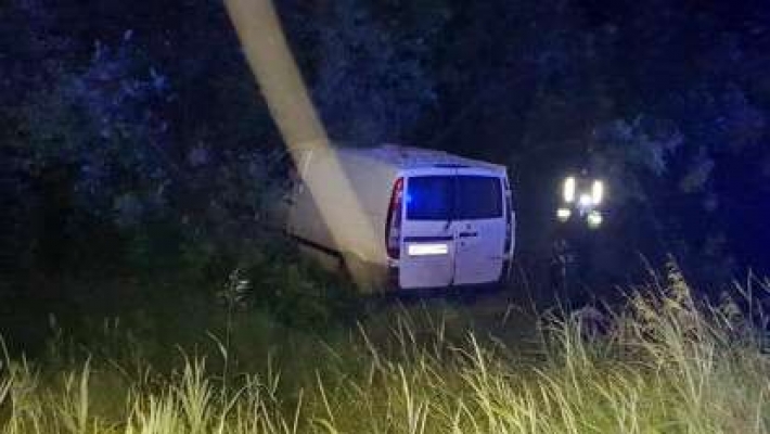 На трассе Днепр-Мелитополь Mercedes вылетел в кювет: пассажир погиб на месте (фото)