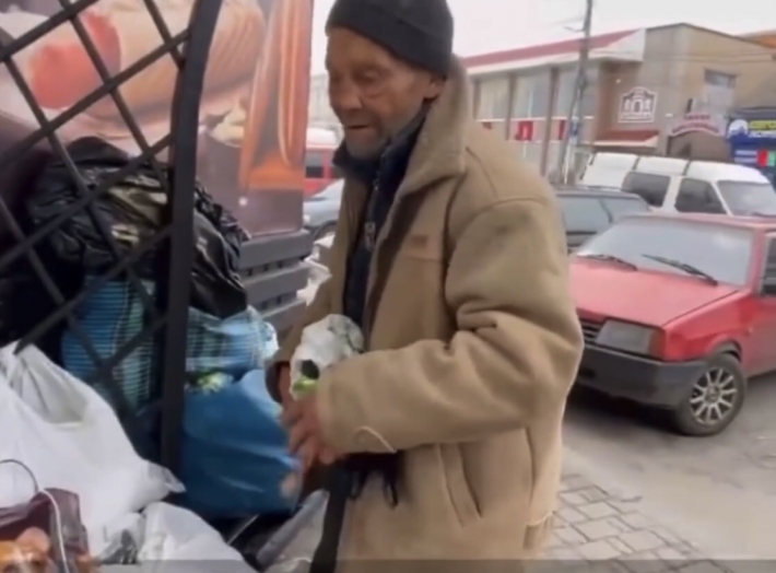 В Мелитополе бомж с пожитками "оккупировал" остановку (видео)