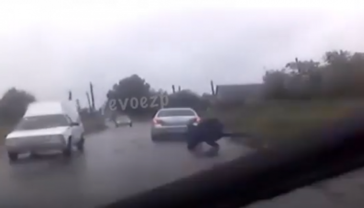 В Запорожье пешеход поскользнулся и упал на проезжую часть (видео)