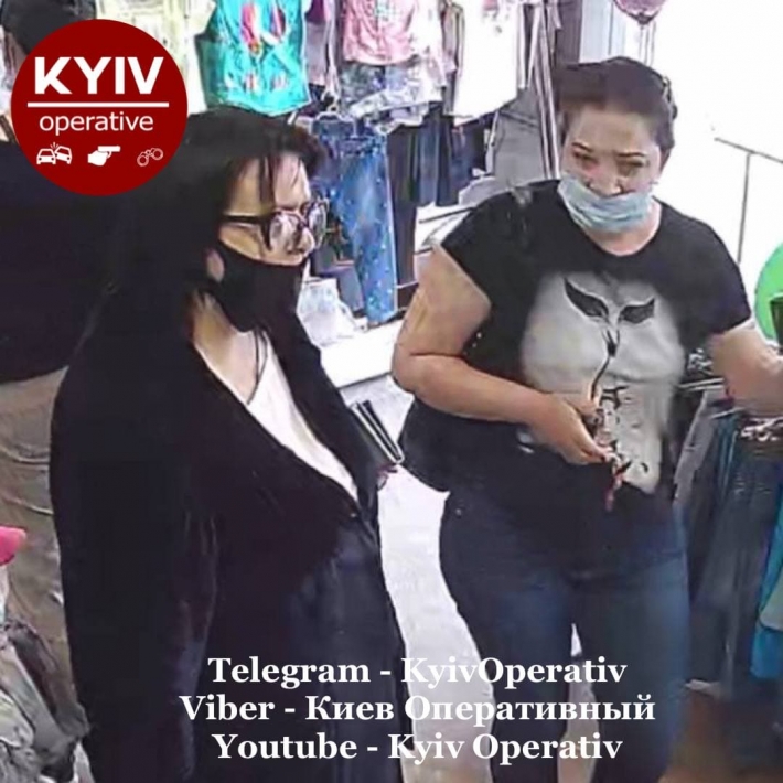 Ходят в Киеве по магазинам и разводят на деньги: в сети показали фото ловких мошенниц