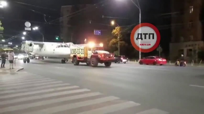 По ночным дорогам Киева "проехался" самолет: видео
