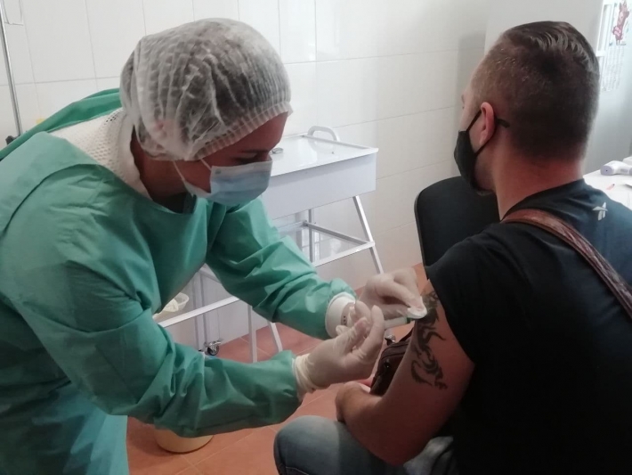 В Мелитополе вакцинируются от коронавируса уже по выходным и целыми семьями (видео)