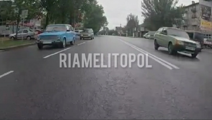 А что, так можно было - в Мелитополе водитель на Таврии просто ехал по встречке (видео)